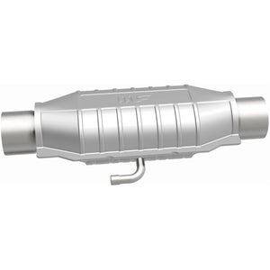 MagnaFlow Conv Univ 2.25in Inlet/Outlet Center/Center Oval Rear (California)